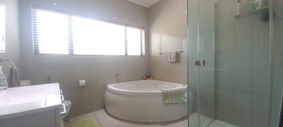 4 Bedroom Property for Sale in Wetton Western Cape